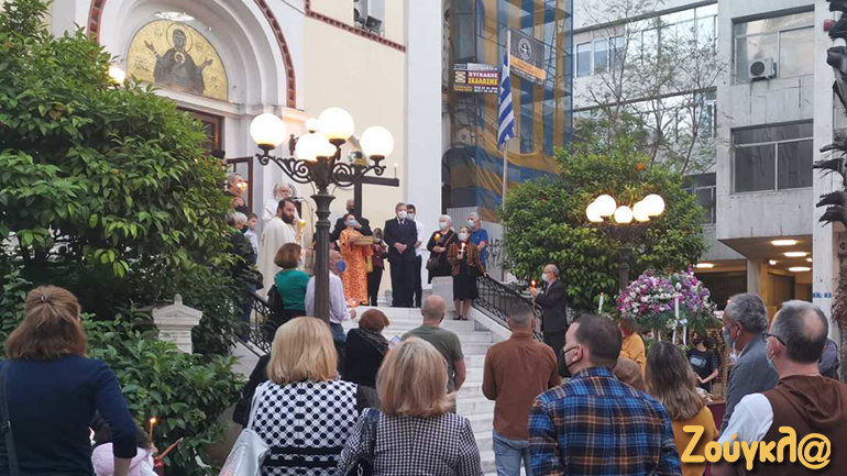 Με αποστάσεις και μάσκες η ακολουθία στον Ιερό Ναό Ζωοδόχου Πηγής στο κέντρο της Αθήνας Με αποστάσεις και μάσκες η ακολουθία στον Ιερό Ναό Ζωοδόχου Πηγής στο κέντρο της Αθήνας