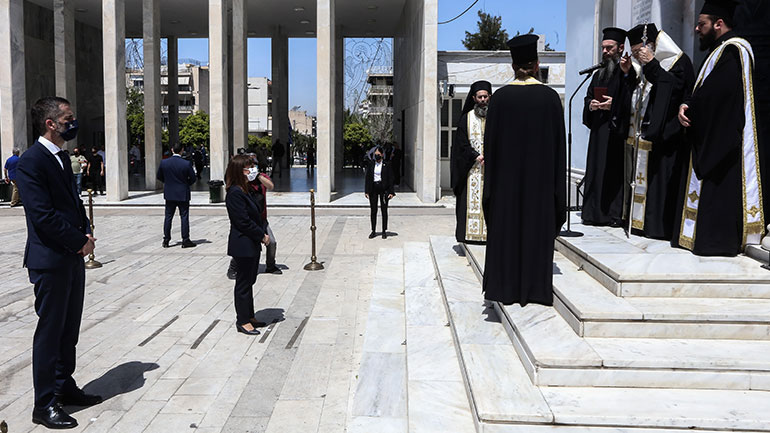 Κ. Σακελλαροπούλου: «Τα θύματα της πανδημίας έφυγαν από τη ζωή χωρίς ένα παρηγορητικό χάδι από τους δικούς τους»