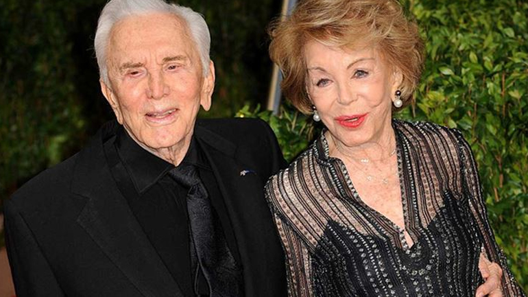 Έφυγε από τη ζωή η χήρα του Kirk Douglas έναν χρόνο μετά τον θάνατό του