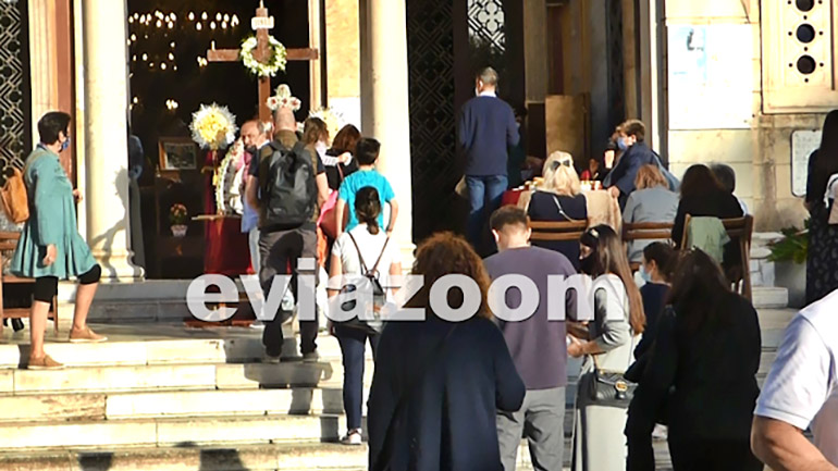 Χαλκίδα: Πλήθος πιστών προσκυνούσε και φιλούσε τον Επιτάφιο μέσα στις εκκλησίες