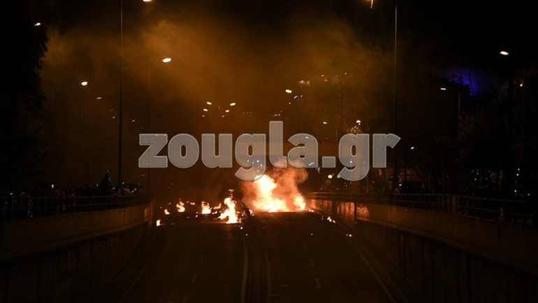 «Βροχή» από βεγγαλικά και αυτοσχέδια πυροτεχνήματα στον Νέο Κόσμο