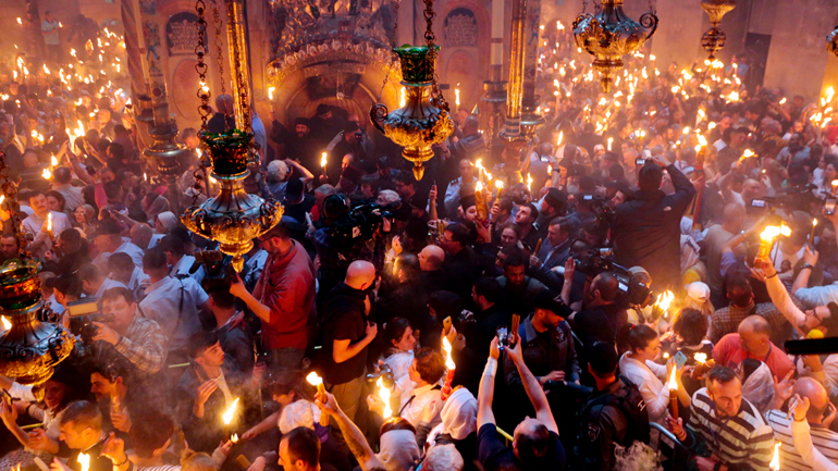 Βγήκε το Άγιο Φως από τον Πανάγιο Τάφο