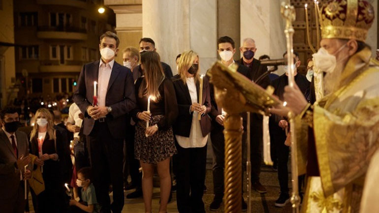 Ανάσταση στον Ι.Ν Αγίου Διονυσίου Αεροπαγίτου έκανε ο πρωθυπουργός και η οικογένειά του