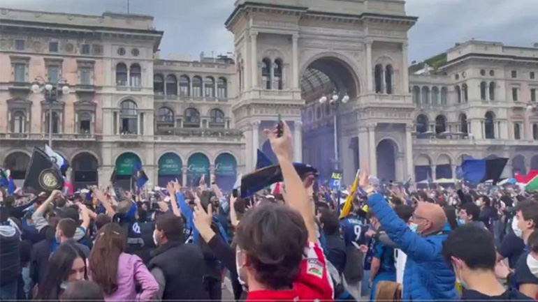 Οι οπαδοί της Ίντερ πανηγυρίζουν στους δρόμους του Μιλάνο