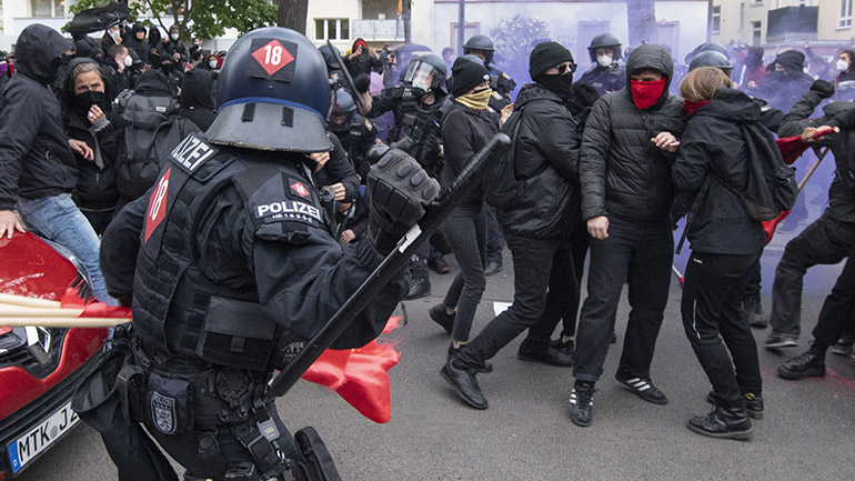 Γερμανία: Περίπου 240 άνθρωποι συνελήφθησαν στις συγκεντρώσεις για την Εργατική Πρωτομαγιά στο Βερολίνο Γερμανία: Περίπου 240 άνθρωποι συνελήφθησαν στις συγκεντρώσεις για την Εργατική Πρωτομαγιά στο Βερολίνο