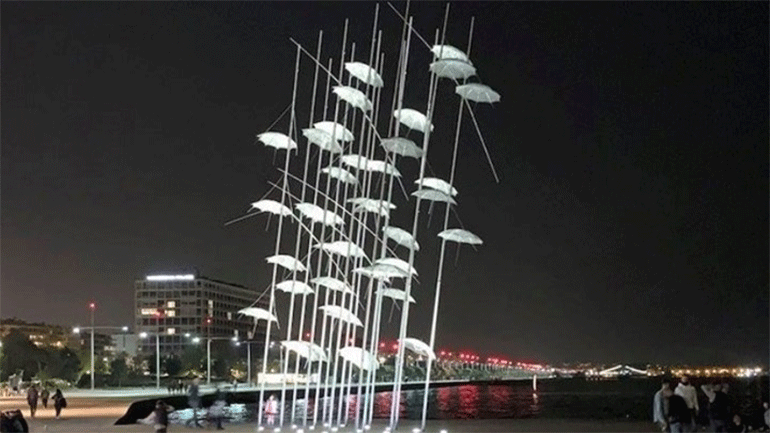 Θεσσαλονίκη: Με το λευκό αναστάσιμο χρώμα φωταγωγήθηκαν οι «Ομπρέλες» του Ζογγολόπουλου στη νέα παραλία
