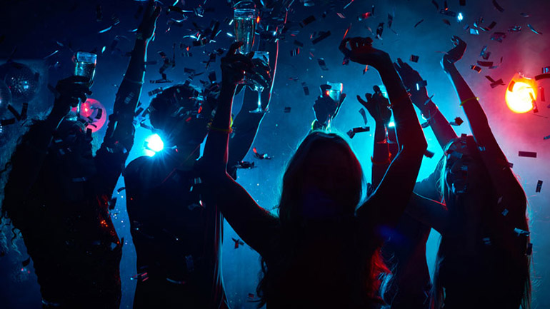 Γαλλία: Επέμβαση της αστυνομίας σε παράνομο πάρτι με τη συμμετοχή 400 ανθρώπων Γαλλία: Επέμβαση της αστυνομίας σε παράνομο πάρτι με τη συμμετοχή 400 ανθρώπων