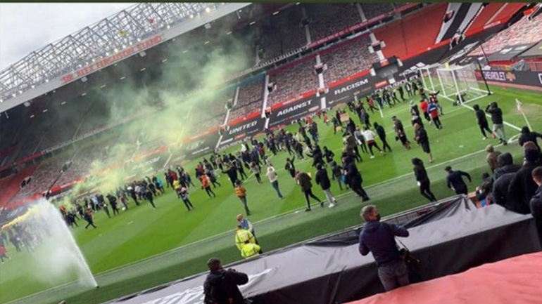 Οι οπαδοί της Γιουνάιτεντ εισέβαλαν στο Ολντ Τράφορντ – Αναβλήθηκε το ντέρμπι με τη Λίβερπουλ