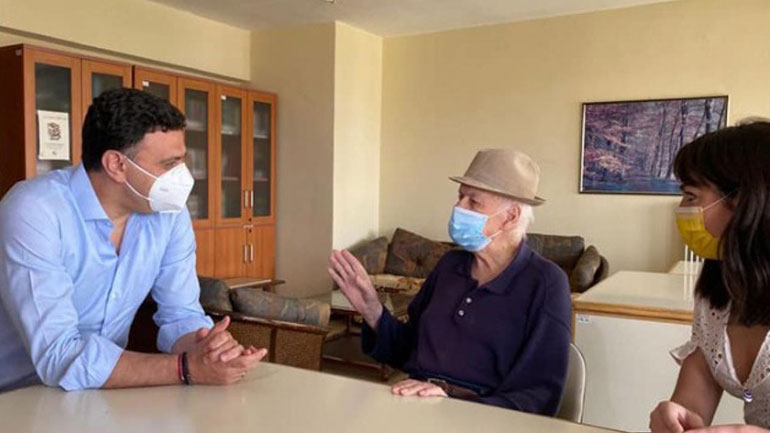 Με τον πρώτο εμβολιασθέντα κατά του κορωνοϊού στη χώρα μας συναντήθηκε ο Β. Κικίλιας Με τον πρώτο εμβολιασθέντα κατά του κορωνοϊού στη χώρα μας συναντήθηκε ο Β. Κικίλιας