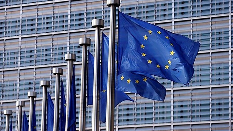 Πρόταση Κομισιόν για μείωση περιορισμών σε εμβολιασμένα άτομα που ταξιδεύουν στην ΕΕ