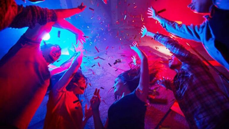 Ισπανία: Δεκάδες νέοι χόρεψαν με την ψυχή τους σε κλαμπ, καθώς η χώρα δοκιμάζει ένα ψηφιακό πάσο Covid-19