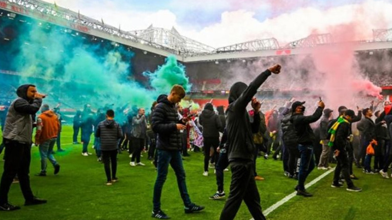 Καταδικάζουν τα επεισόδια στο «Ολντ Τράφορντ» ο υπουργός Αθλητισμού και ο δήμαρχος του Μάντσεστερ