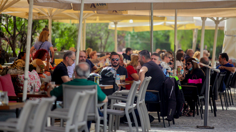 Γέμισαν με κόσμο οι καφετέριες στις πόλεις