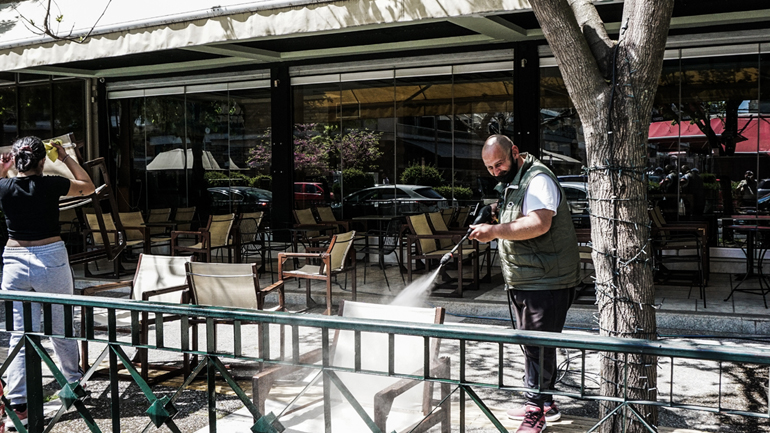 Ανοίγει η εστίαση με τραπεζάκια έξω και αποστάσεις