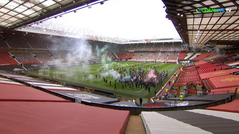 Η Μάντσεστερ Γιουνάιτεντ θα τιμωρήσει τους οπαδούς που εισέβαλαν στο Ολντ Τράφορντ