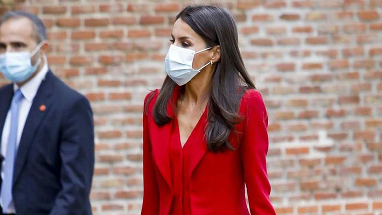 H βασίλισσα Letizia μόλις φόρεσετε το ιδανικό πανωφόρι για την άνοιξη