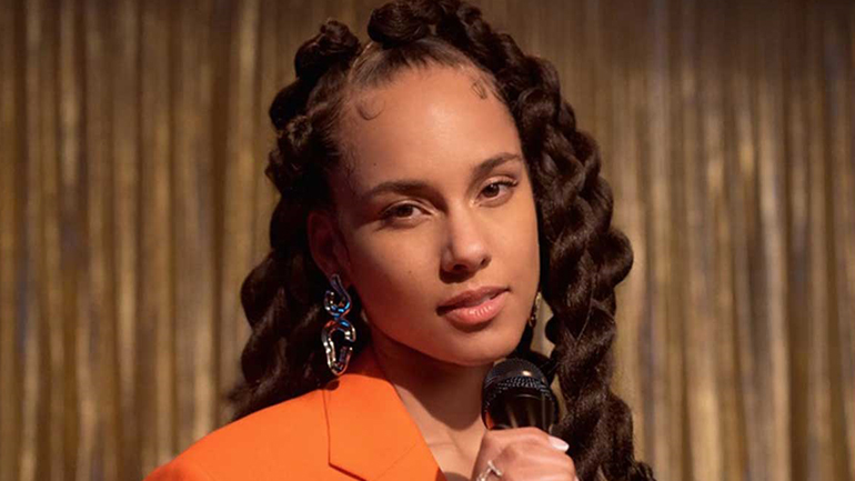Alicia Keys: Δείτε το βίντεο με τον γιο της να παίζει πιάνο κι εκείνη να τραγουδά!