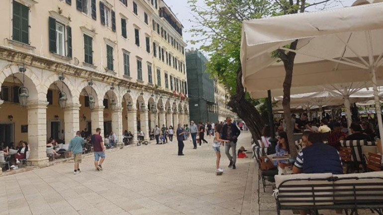 Κέρκυρα: «Ζωντάνεψε» η πλατεία Σπιανάδα με το άνοιγμα της εστίασης