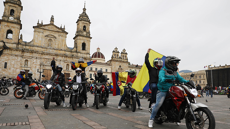 Κολομβία: Έπειτα από πολυήμερες διαδηλώσεις, ο πρόεδρος αποσύρει αμφιλεγόμενο φορολογικό νομοσχέδιο