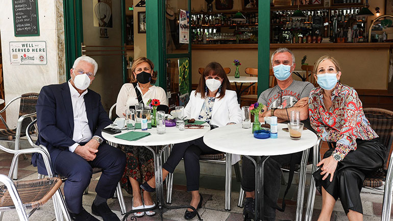 «Ξαναζούμε μικρές χαρές της καθημερινότητας, που τις θεωρούσαμε αυτονόητες μέχρι να μας τις στερήσει η πανδημία»