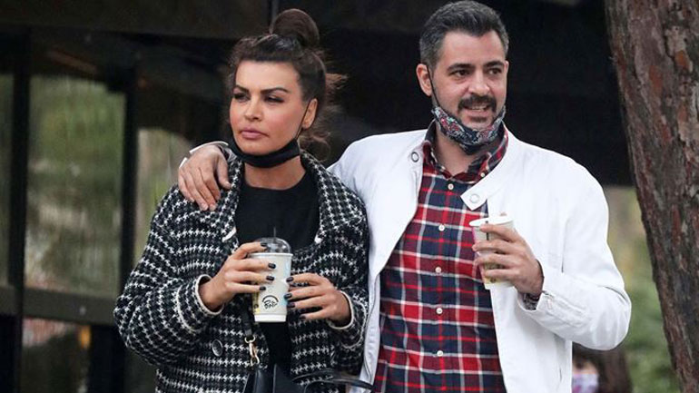 Νίνα Λοτσάρη: Αγκαλιά με τον αγαπημένο της στη Γλυφάδα Νίνα Λοτσάρη: Αγκαλιά με τον αγαπημένο της στη Γλυφάδα