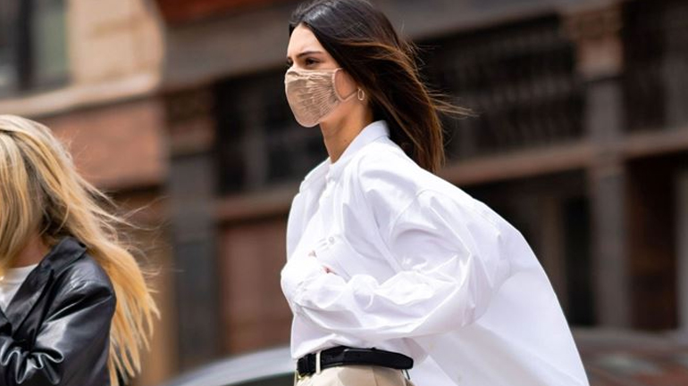 Η Kendall Jenner μας δείχνει δύο αποχρώσεις για να δημιουργήσουμε ένα minimal look