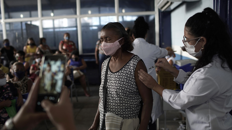 Βραζιλία: Καθυστερούν οι εμβολιασμοί λόγω έλλειψης του κινεζικού εμβολίου CoronaVac