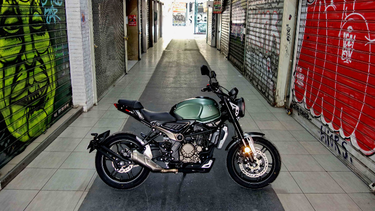 Πολύ διασκεδαστικό στο δρόμο και τις καθημερινές μετακινήσεις το 300AC.