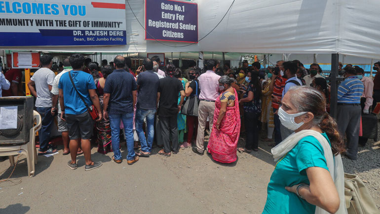 Δραματική η κατάσταση στην Ινδία: Κλείνουν εμβολιαστικά κέντρα λόγω ελλείψεων