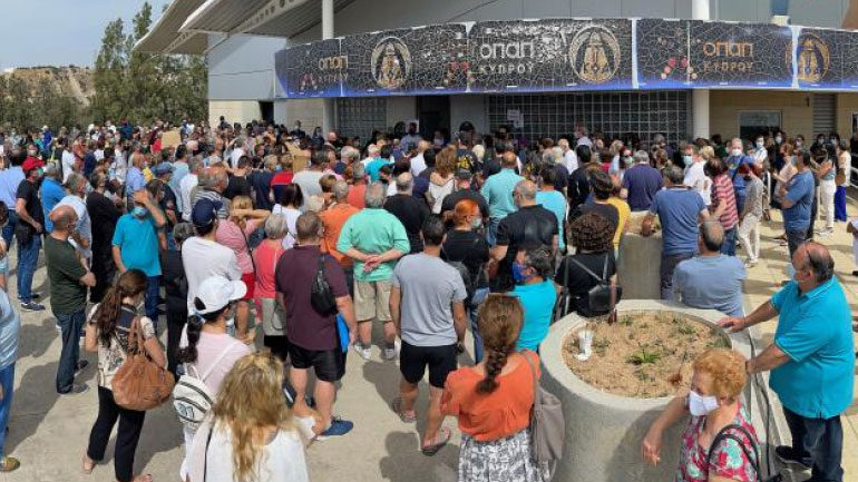 Κύπρος: Καταγγελίες για λιποθυμίες στο εμβολιαστικό κέντρο στη Λεμεσό