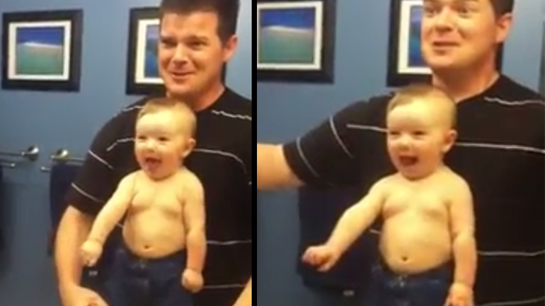 Mωρό δείχνει τους μύες του