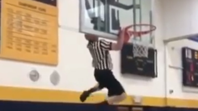 Διαιτητής πιάνει μια μπάλα του μπάσκετ