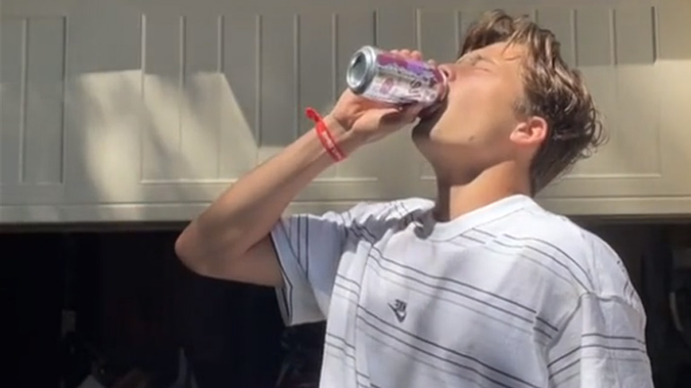 Νεαρός πίνει ανθρακούχο νερό μονορούφι