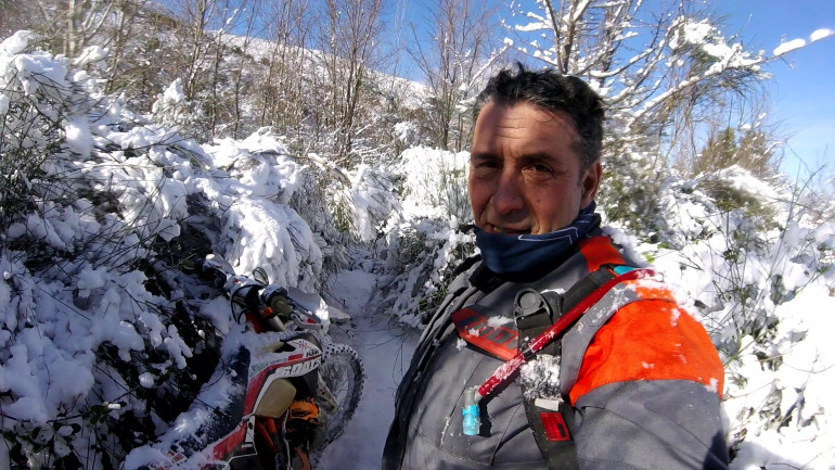 Χιόνι, χαλάζι και καύσωνας δεν τον πτοούν.