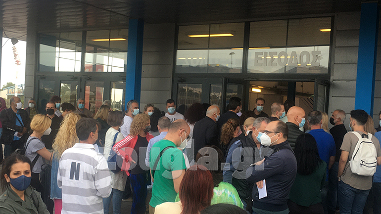 Χαμός στο εμβολιαστικό κέντρο στο Ελληνικό – Ατελείωτες ουρές και καθυστερήσεις στα ραντεβού