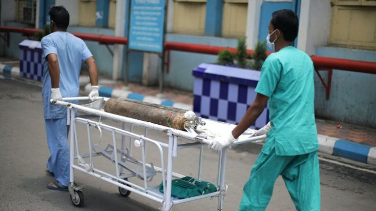 Ινδία: Τα νοσοκομεία καταφεύγουν στα δικαστήρια για να εξασφαλίσουν το πολυπόθητο οξυγόνο