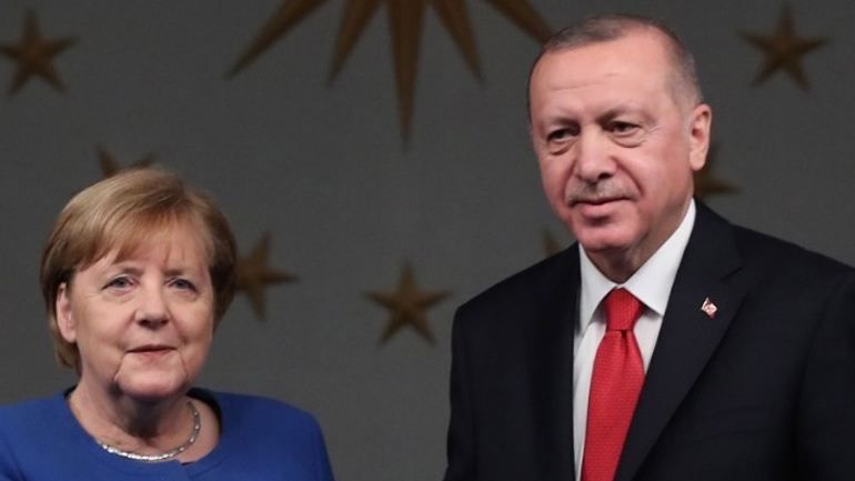 Ταχεία αποχώρηση των ξένων δυνάμεων από τη Λιβύη ζήτησε η Μέρκελ από τον Ερντογάν