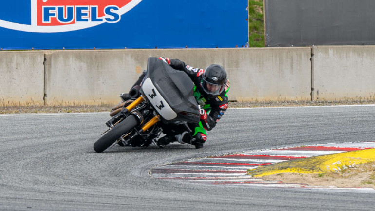 Όσες φορές και αν το δεις παραμένει εντυπωσιακό το πως στρίβουν αυτές οι μοτοσικλέτες.