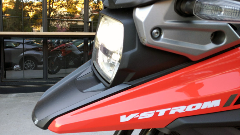 Φωτιστικό σώμα τύπου LED εμπρός και πίσω φυσικά!