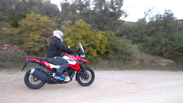 Εύκολα κινείται στο χώμα το V-Strom παρότι τα ελαστικά του είναι περισσότερο ασφάλτινα.