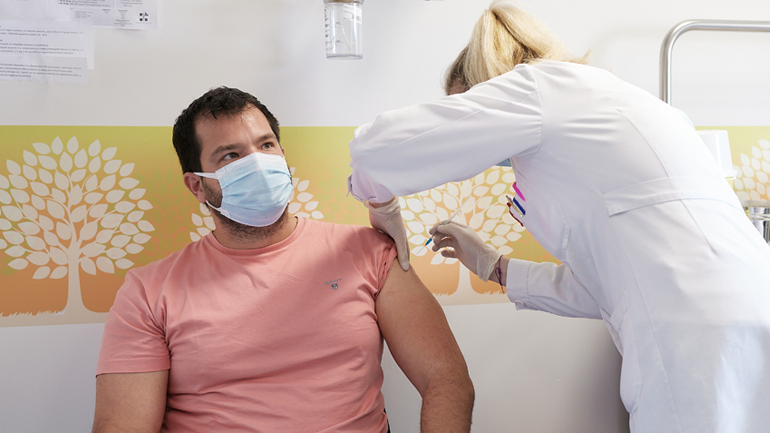 Άρχισε η μάχη της πατέντας για τα εμβόλια