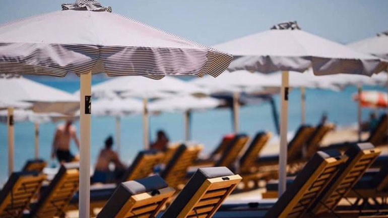 Άρχισαν από τώρα οι κρατήσεις για… ομπρέλες στα beach bars της Επανομής