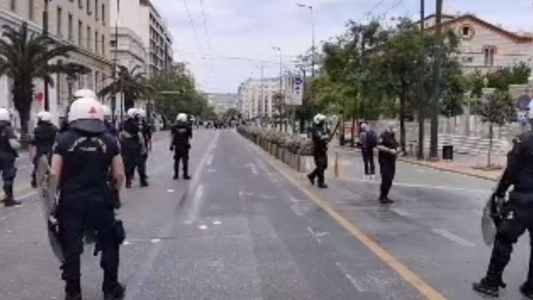 Μικροεντάσεις με μολότοφ μετά το τέλος της πορείας για την Πρωτομαγιά Μικροεντάσεις με μολότοφ μετά το τέλος της πορείας για την Πρωτομαγιά