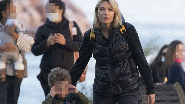 Βίκυ Καγιά: Βόλτα στη Βουλιαγμένη με τον γιο της Κάρολο