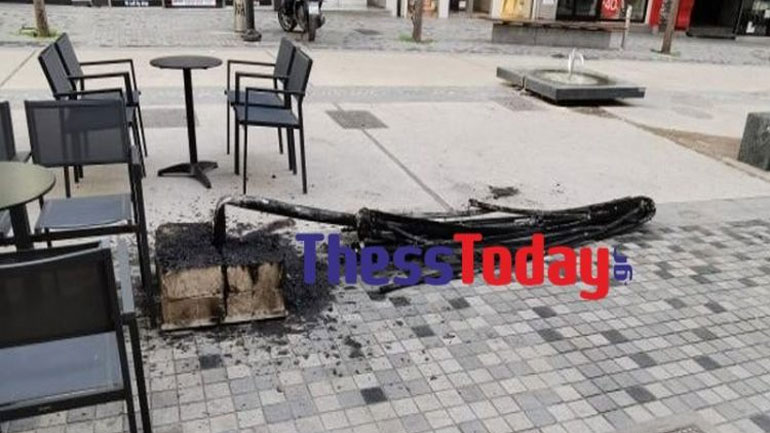 Επίθεση σε καφετέρια στη Θεσσαλονίκη με… «θύμα» μια ομπρέλα Επίθεση σε καφετέρια στη Θεσσαλονίκη με… «θύμα» μια ομπρέλα