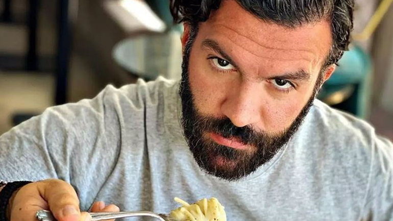 Ανοίγει ξανά το μαγαζί του Γιώργου Παπακώστα μετά τη φωτιά που ξέσπασε