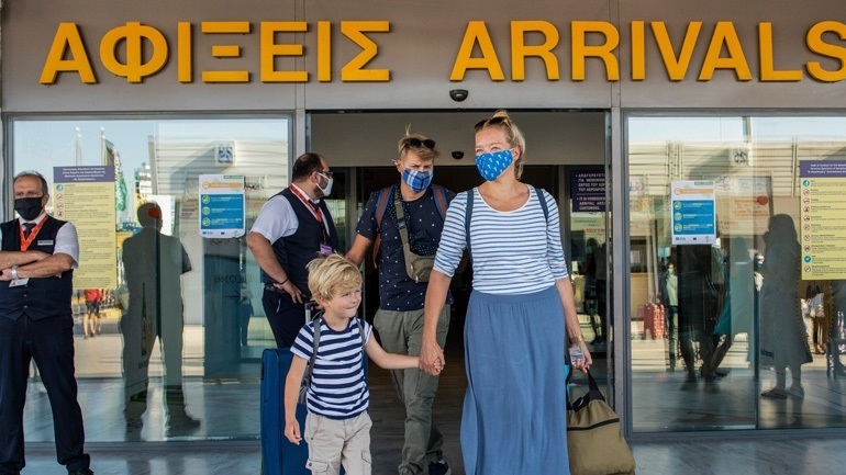 Εκτός «πράσινης λίστας» για τους Βρετανούς τουρίστες η Ελλάδα