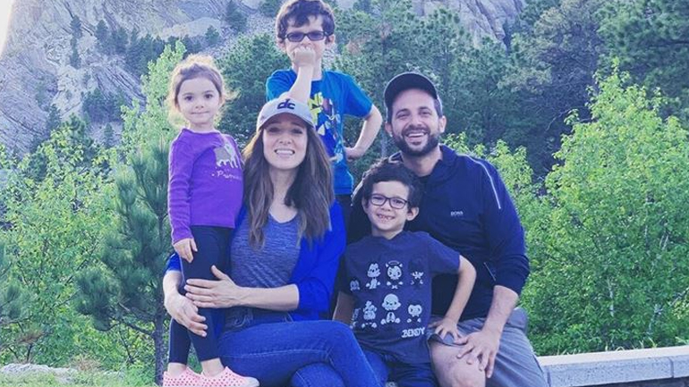 Η εξομολόγηση της Καλομοίρας: «Φοβόμουν, ο ένας γιος μου έχει άσθμα κι ο άλλος τη μυασθένεια Gravis»