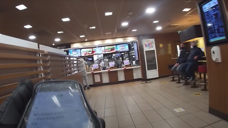 Διανομέας πέφτει θύμα κλοπής από έναν κλέφτη ποδηλάτων