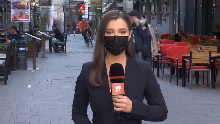 Διανομέας με ποδήλατο πέφτει πίσω από μια δημοσιογράφο